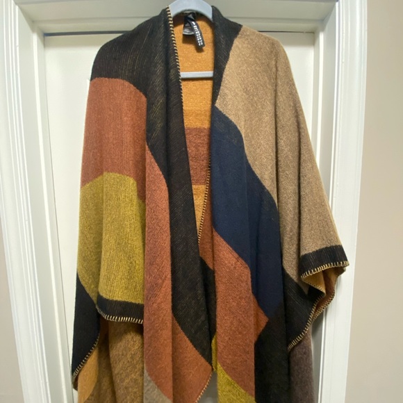 Stylish Color Block Poncho - Picture 2 of 3